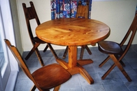 Round dining table